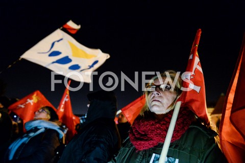  13.02.2019 GDANSK<br />OSTATNIE SWIATELKO DO NIEBA DLA ZAMORDOWANEGO PREZYDENTA GDANSKA PAWLA ADAMOWICZA W GDANSKU<br />N/Z MIESZKANKA Z FLAGA GDANSKA<br /> 