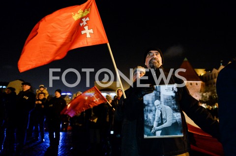  13.02.2019 GDANSK<br />OSTATNIE SWIATELKO DO NIEBA DLA ZAMORDOWANEGO PREZYDENTA GDANSKA PAWLA ADAMOWICZA W GDANSKU<br />N/Z MIESZKANIEC GDANSKA Z FLAGA PORTRET PAWEL ADAMOWICZ<br /> 