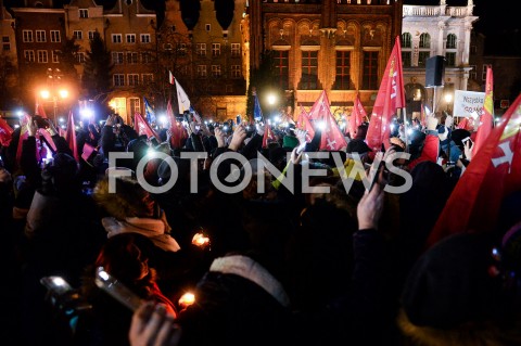 13.02.2019 GDANSK<br />OSTATNIE SWIATELKO DO NIEBA DLA ZAMORDOWANEGO PREZYDENTA GDANSKA PAWLA ADAMOWICZA W GDANSKU<br />N/Z MIESZKANCY GDANSKA ZAPALILI SWIATELKA DLA PAWLA ADAMOWICZA<br /> 
