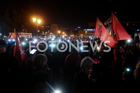  13.02.2019 GDANSK<br />OSTATNIE SWIATELKO DO NIEBA DLA ZAMORDOWANEGO PREZYDENTA GDANSKA PAWLA ADAMOWICZA W GDANSKU<br />N/Z MIESZKANCY GDANSKA ZAPALILI SWIATELKA DLA PREZYDENTA ADAMOWICZA<br /> 