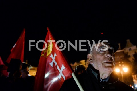  13.02.2019 GDANSK<br />OSTATNIE SWIATELKO DO NIEBA DLA ZAMORDOWANEGO PREZYDENTA GDANSKA PAWLA ADAMOWICZA W GDANSKU<br />N/Z MIESZKANIEC GDANSKA Z FLAGA MIASTA GDANSK<br /> 
