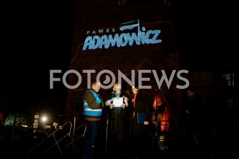  13.02.2019 GDANSK<br />OSTATNIE SWIATELKO DO NIEBA DLA ZAMORDOWANEGO PREZYDENTA GDANSKA PAWLA ADAMOWICZA W GDANSKU<br />N/Z PIOTR ADAMOWICZ ORAZ ALEKSANDRA DULKIEWICZ PRZEMAWIAJA PODCZAS ZGROMADZENIA<br /> 