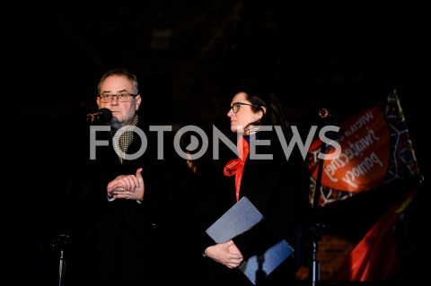  13.02.2019 GDANSK<br />OSTATNIE SWIATELKO DO NIEBA DLA ZAMORDOWANEGO PREZYDENTA GDANSKA PAWLA ADAMOWICZA W GDANSKU<br />N/Z PIOTR ADAMOWICZ ORAZ ALEKSANDRA DULKIEWICZ PODCZAS PRZEMOWIENIA<br /> 