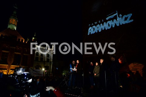  13.02.2019 GDANSK<br />OSTATNIE SWIATELKO DO NIEBA DLA ZAMORDOWANEGO PREZYDENTA GDANSKA PAWLA ADAMOWICZA W GDANSKU<br />N/Z ALEKSANDRA DULKIEWICZ NA TLE NAPISU PAWEL ADAMOWICZ<br /> 