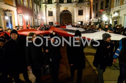  13.02.2019 GDANSK<br />OSTATNIE SWIATELKO DO NIEBA DLA ZAMORDOWANEGO PREZYDENTA GDANSKA PAWLA ADAMOWICZA W GDANSKU<br />N/Z MIECZYSLAW STRUK JACEK KARNOWSKI ALEKSANDER HALL PIOTR ADAMOWICZ ORAZ MIESZKANCY GDANSKA MASZERUJA PRZEZ ULICE DLUGA Z SEKTOROWKA UFUNDOWANA PRZEZ PREZYDENTA ADAMOWICZA<br /> 