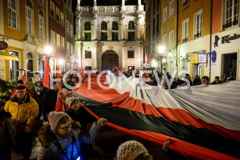  13.02.2019 GDANSK<br />OSTATNIE SWIATELKO DO NIEBA DLA ZAMORDOWANEGO PREZYDENTA GDANSKA PAWLA ADAMOWICZA W GDANSKU<br />N/Z MIESZKANCY GDANSKA MASZERUJA ULICA DLUGA Z SEKTOROWKA UFUNDOWANA PRZEZ PREZYDENTA ADAMOWICZA<br /> 