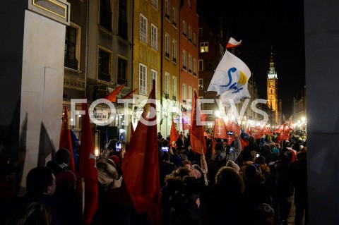  13.02.2019 GDANSK<br />OSTATNIE SWIATELKO DO NIEBA DLA ZAMORDOWANEGO PREZYDENTA GDANSKA PAWLA ADAMOWICZA W GDANSKU<br />N/Z MIESZKANCY GDANSKA Z FLAGAMI MASZERUJA ULICA DLUGA<br /> 