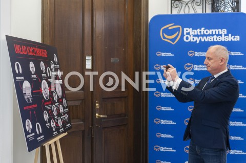  19.02.2019 WARSZAWA SEJM<br />
POPOLUDNIE W SEJMIE<br />
N/Z SLAWOMIR NEUMANN UKLAD KACZYNSKIEGO TABLICA <br />
 