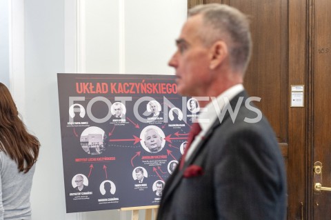  19.02.2019 WARSZAWA SEJM<br />
POPOLUDNIE W SEJMIE<br />
N/Z JAN MARIA JACKOWSKI UKLAD KACZYNSKIEGO TABLICA <br />
 