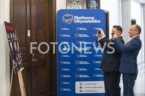  19.02.2019 WARSZAWA SEJM<br />
POPOLUDNIE W SEJMIE<br />
N/Z MARCIN KIERWINSKI PAWEL OLSZEWSKI UKLAD KACZYNSKIEGO TABLICA <br />
 