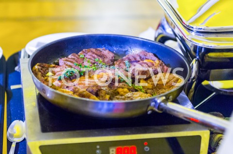  20.02.2019 WARSZAWA<br />
SPOTKANIE INAUGURUJACE POROZUMIENIE ROLNICZE<br />
DEGUSTACJA POTRAW<br />
DEGUSTACJA POTRAW<br />
N/Z DANIE PRZYGOTOWYWANE DLA PREZYDENTA<br />
 