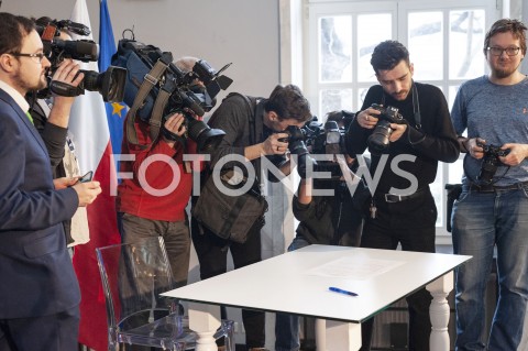  24.02.2019 WARSZAWA<br />
PODPISANIE DEKLARACJI ZALOZYCIELSKIEJ KOALICJI EUROPEJSKIEJ<br />
N/Z TRESC DEKLARACJI FOTOREPORTERZY<br />
 