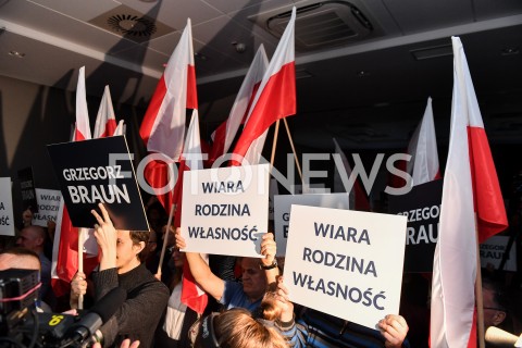  24.02.2019 GDANSK<br />
KONWENCJA WYBORCZA GRZEGORZA BRAUNA<br />
N/Z WYBORCY Z TRANSPARENTAMI GRZEGORZ BRAUN WIARA RODZINA WLASNOSC<br />
 