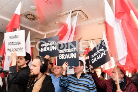  24.02.2019 GDANSK<br />
KONWENCJA WYBORCZA GRZEGORZA BRAUNA<br />
N/Z WYBORCY Z TRANSPARENTAMI GRZEGORZ BRAUN WIARA RODZINA WLASNOSC<br />
 