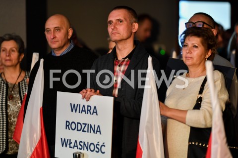  24.02.2019 GDANSK<br />
KONWENCJA WYBORCZA GRZEGORZA BRAUNA<br />
N/Z WYBORCY Z TRANSPARENTEM WIARA RODZINA WLASNOSC<br />
 