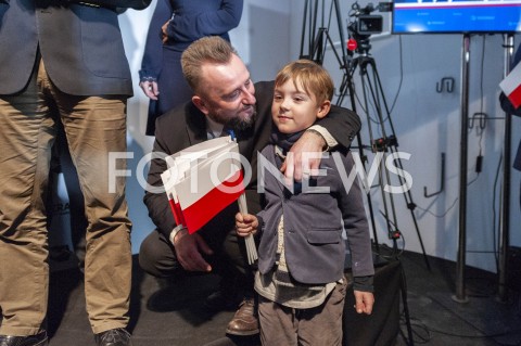  27.02.2019 WARSZAWA<br />
PREZENTACJA LOGO I NAZWY KOALICJI PROPOLSKIEJ KONFEDERACJA<br />
N/Z PIOTR LIROY MARZEC DZIECKO Z DZIECKIEM<br />
 