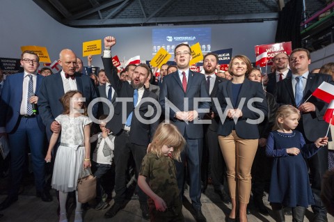  27.02.2019 WARSZAWA<br />
PREZENTACJA LOGO I NAZWY KOALICJI PROPOLSKIEJ KONFEDERACJA<br />
N/Z JANUSZ KORWIN MIKKE PIOTR MARZEC LIROY ROBERT WINNICKI Z DZIECMI JACEK WILK WITOLD TUMANOWICZ<br />
 