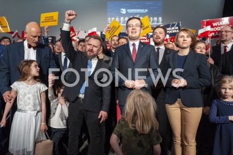  27.02.2019 WARSZAWA<br />
PREZENTACJA LOGO I NAZWY KOALICJI PROPOLSKIEJ KONFEDERACJA<br />
N/Z JANUSZ KORWIN MIKKE PIOTR MARZEC LIROY ROBERT WINNICKI Z DZIECMI WITOLD TUMANOWICZ<br />
 