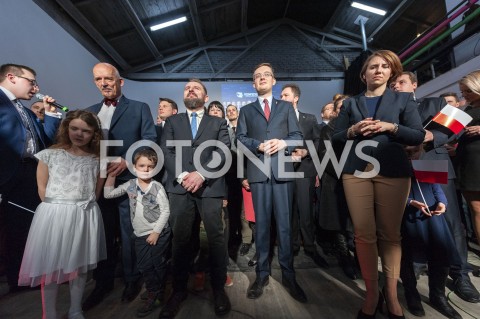  27.02.2019 WARSZAWA<br />
PREZENTACJA LOGO I NAZWY KOALICJI PROPOLSKIEJ KONFEDERACJA<br />
N/Z JANUSZ KORWIN MIKKE PIOTR MARZEC LIROY ROBERT WINNICKI Z DZIECMI<br />
 