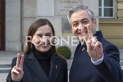  01.03.2019 WARSZAWA<br />
PREZENTACJA NOWEJ WSPOLPRACOWNICZKI ROBERTA BIEDRONIA<br />
N/Z SYLWIA SPUREK ROBERT BIEDRON<br />
 