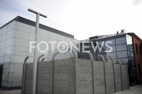  01.03.2019 OSTROLEKA<br />
UROCZYSTE ZAKONCZENIE PRZEBUDOWY SIEDZIBY MUZEUM ZOLNIERZY WYKLETYCH<br />
NARODOWY DZIEN PAMIECI<br />
N/Z MUZEUM DRUT KOLCZASTY ZASIEKI SPACERNIAK WIEZIENIE<br />
 