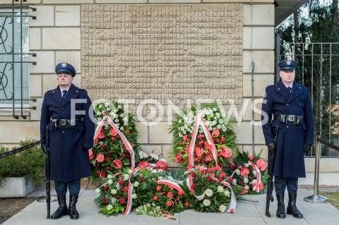  02.03.2019 WARSZAWA<br />
ZLOZENIE KWIATOW PRZED TABLICA PAMIECI OFIAR KOMUNIZMU NA GMACHU MINISTERSTWA SPRAWIEDLIWOSCI<br />
N/Z TABLICA<br />
 