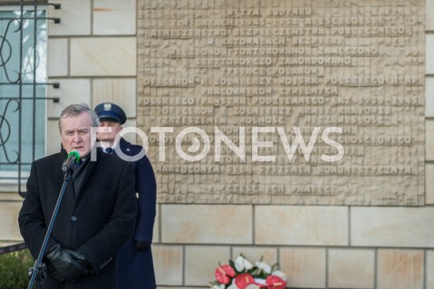 Złożenie kwiatów przez wicepremiera Piotra Glińskiego pod tablicą upamiętniającą Żołnierzy Wyklętych w Warszawie