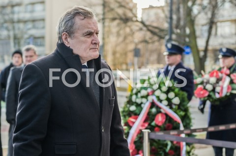  02.03.2019 WARSZAWA<br />
ZLOZENIE KWIATOW PRZED TABLICA PAMIECI OFIAR KOMUNIZMU NA GMACHU MINISTERSTWA SPRAWIEDLIWOSCI<br />
N/Z PIOTR GLINSKI<br />
 