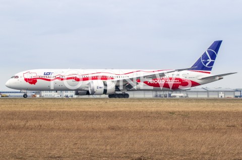  03.03.2019 LOTNISKO RZESZOW JASIONKA <br />
SAMOLOT BOEING 787 DREAMLINER POLSKIE LINIE LOTNICZE PLL LOT W OKOLICZNOSCIOWYM BIALO - CZERWONYM MALOWANIU NA 100-LECIE ODZYSKANIA PRZEZ POLSKE NIEPODLEGLOSCI <br />
N/Z SAMOLOT BOEING 787 - 9 DREAMLINER NIEPODLEGLOSCIOWY REJESTRACJA SP-LSC<br />
 