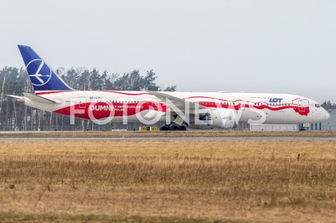  03.03.2019 LOTNISKO RZESZOW JASIONKA <br />
SAMOLOT BOEING 787 DREAMLINER POLSKIE LINIE LOTNICZE PLL LOT W OKOLICZNOSCIOWYM BIALO - CZERWONYM MALOWANIU NA 100-LECIE ODZYSKANIA PRZEZ POLSKE NIEPODLEGLOSCI <br />
N/Z SAMOLOT BOEING 787 - 9 DREAMLINER NIEPODLEGLOSCIOWY REJESTRACJA SP-LSC<br />
 