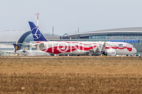  03.03.2019 LOTNISKO RZESZOW JASIONKA <br />
SAMOLOT BOEING 787 DREAMLINER POLSKIE LINIE LOTNICZE PLL LOT W OKOLICZNOSCIOWYM BIALO - CZERWONYM MALOWANIU NA 100-LECIE ODZYSKANIA PRZEZ POLSKE NIEPODLEGLOSCI <br />
N/Z SAMOLOT BOEING 787 - 9 DREAMLINER NIEPODLEGLOSCIOWY REJESTRACJA SP-LSC<br />
 