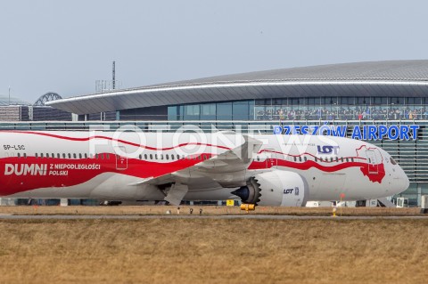 Niepodległościowy Dreamliner Polskich Linii Lotniczy LOT na lotnisku w Jasionce