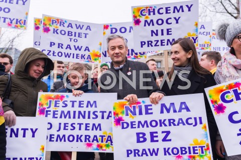  03.03.2019 WARSZAWA<br />
XX WARSZAWSKA MANIFA <br />
TO MY JESTESMY REWOLUCJA DOSC LITOSCI DLA PRZEMOCOWYCH GOSCI<br />
N/Z ROBERT BIEDRON SYLWIA SPUREK<br />
 