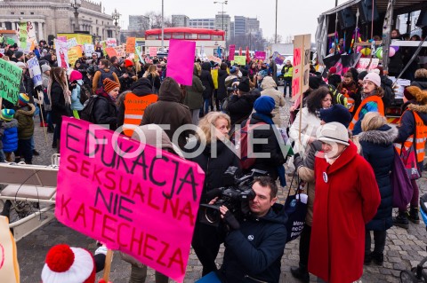  03.03.2019 WARSZAWA<br />
XX WARSZAWSKA MANIFA <br />
TO MY JESTESMY REWOLUCJA DOSC LITOSCI DLA PRZEMOCOWYCH GOSCI<br />
N/Z UCZESTNICY<br />
 