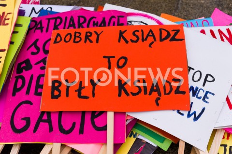  03.03.2019 WARSZAWA<br />
XX WARSZAWSKA MANIFA <br />
TO MY JESTESMY REWOLUCJA DOSC LITOSCI DLA PRZEMOCOWYCH GOSCI<br />
N/Z TRANSPARENT<br />
 