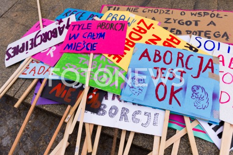  03.03.2019 WARSZAWA<br />
XX WARSZAWSKA MANIFA <br />
TO MY JESTESMY REWOLUCJA DOSC LITOSCI DLA PRZEMOCOWYCH GOSCI<br />
N/Z TRANSPARENT<br />
 