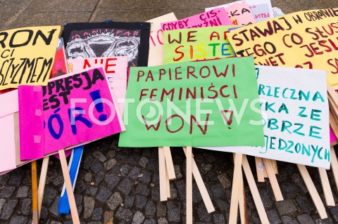  03.03.2019 WARSZAWA<br />
XX WARSZAWSKA MANIFA <br />
TO MY JESTESMY REWOLUCJA DOSC LITOSCI DLA PRZEMOCOWYCH GOSCI<br />
N/Z TRANSPARENT<br />
 