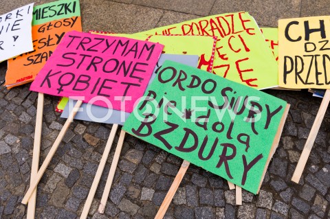  03.03.2019 WARSZAWA<br />
XX WARSZAWSKA MANIFA <br />
TO MY JESTESMY REWOLUCJA DOSC LITOSCI DLA PRZEMOCOWYCH GOSCI<br />
N/Z TRANSPARENT<br />
 