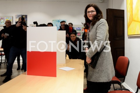 Aleksandra Dulkiewicz w lokalu wyborczym w Gdańsku