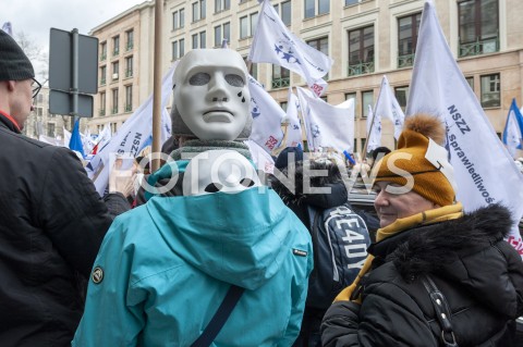  05.03.2019 WARSZAWA<br />
PROTEST PRACOWNIKOW SADOW<br />
N/Z UCZESTNICY WYDARZENIA W MASKACH Z FLAGAMI<br />
 