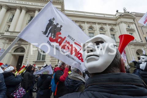  05.03.2019 WARSZAWA<br />
PROTEST PRACOWNIKOW SADOW<br />
N/Z UCZESTNICY WYDARZENIA W MASKACH Z FLAGAMI<br />
 