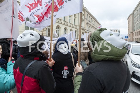  05.03.2019 WARSZAWA<br />
PROTEST PRACOWNIKOW SADOW<br />
N/Z UCZESTNICY WYDARZENIA W MASKACH Z FLAGAMI<br />
 