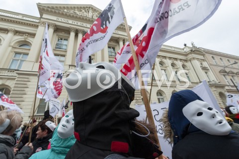  05.03.2019 WARSZAWA<br />
PROTEST PRACOWNIKOW SADOW<br />
N/Z UCZESTNICY WYDARZENIA W MASKACH Z FLAGAMI<br />
 