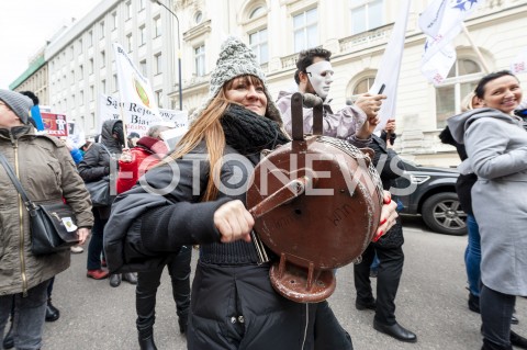 05.03.2019 WARSZAWA<br />
PROTEST PRACOWNIKOW SADOW<br />
N/Z UCZESTNICY WYDARZENIA W MASKACH Z FLAGAMI<br />
 
