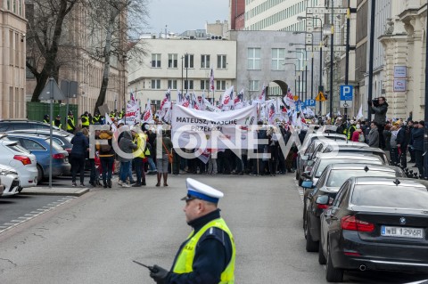 05.03.2019 WARSZAWA<br />
PROTEST PRACOWNIKOW SADOW<br />
N/Z UCZESTNICY WYDARZENIA W MASKACH Z FLAGAMI<br />
 