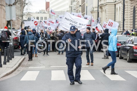  05.03.2019 WARSZAWA<br />
PROTEST PRACOWNIKOW SADOW<br />
N/Z UCZESTNICY WYDARZENIA W MASKACH Z FLAGAMI<br />
 