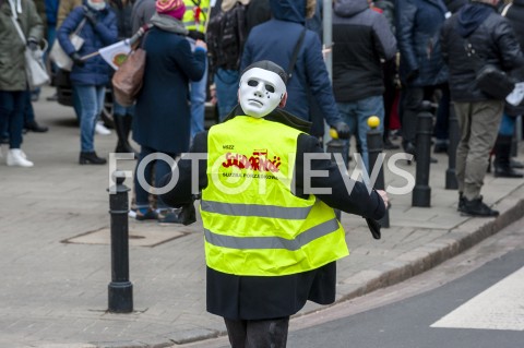  05.03.2019 WARSZAWA<br />
PROTEST PRACOWNIKOW SADOW<br />
N/Z UCZESTNICY WYDARZENIA W MASKACH Z FLAGAMI<br />
 