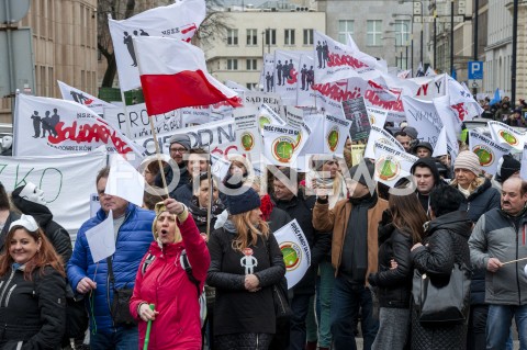  05.03.2019 WARSZAWA<br />
PROTEST PRACOWNIKOW SADOW<br />
N/Z UCZESTNICY WYDARZENIA W MASKACH Z FLAGAMI<br />
 