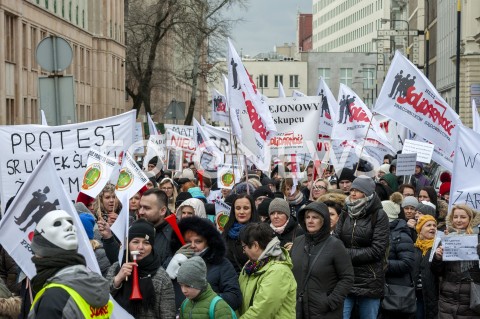  05.03.2019 WARSZAWA<br />
PROTEST PRACOWNIKOW SADOW<br />
N/Z UCZESTNICY WYDARZENIA W MASKACH Z FLAGAMI<br />
 