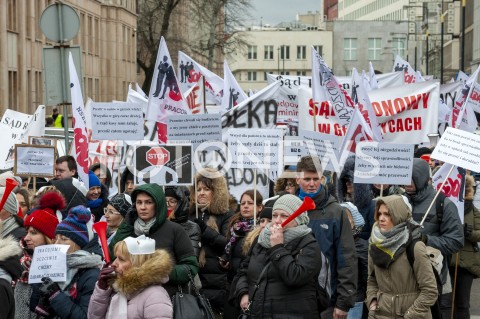  05.03.2019 WARSZAWA<br />
PROTEST PRACOWNIKOW SADOW<br />
N/Z UCZESTNICY WYDARZENIA W MASKACH Z FLAGAMI<br />
 